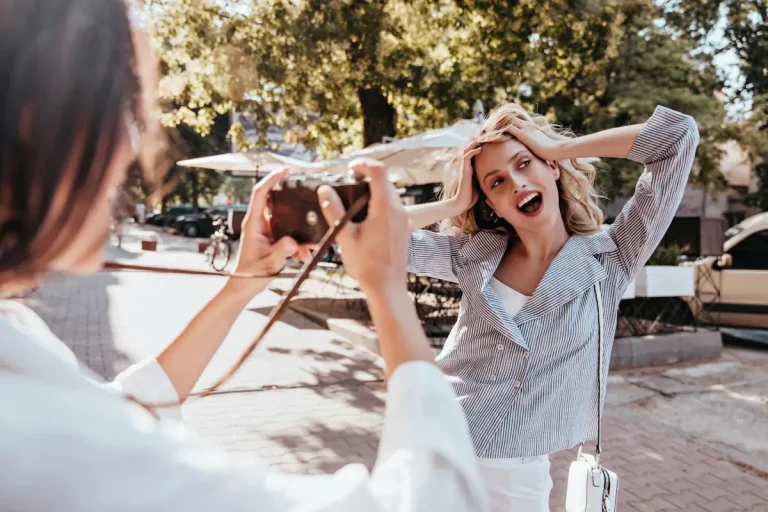 Voici comment être photogénique et enfin aimer tes photos
