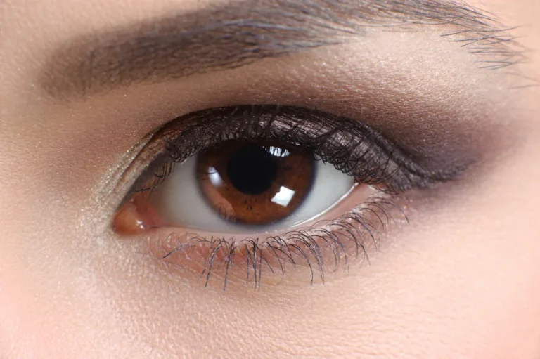 Voici comment faire ressortir tes yeux marrons foncés facilement