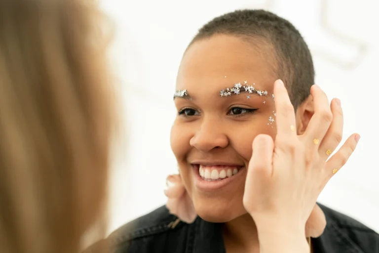 Voici pourquoi raser les sourcils fait le buzz en 2025
