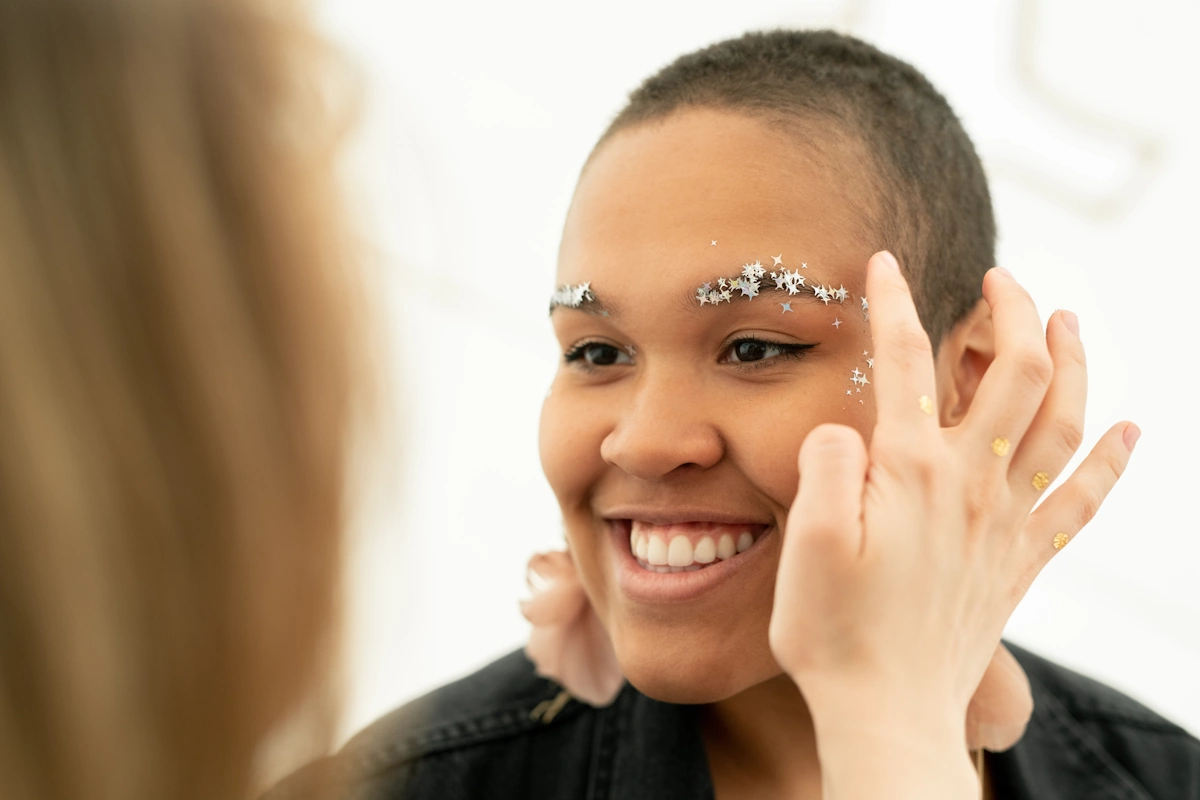 Voici pourquoi raser les sourcils fait le buzz en 2025