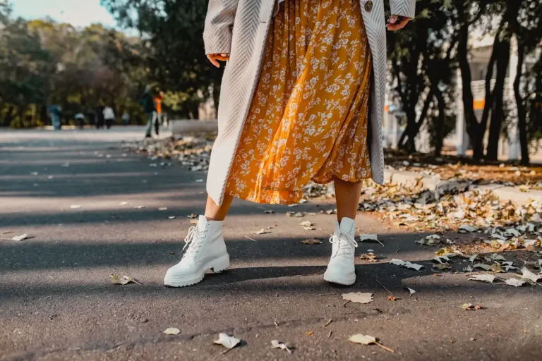 Voici quelles chaussures porter avec une jupe longue en hiver
