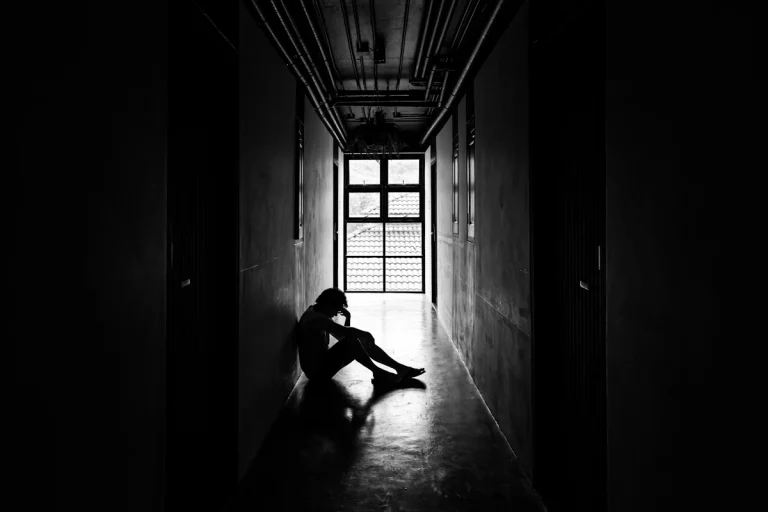 Tu te sens seule mais tu ne veux voir personne : est-ce normal ?