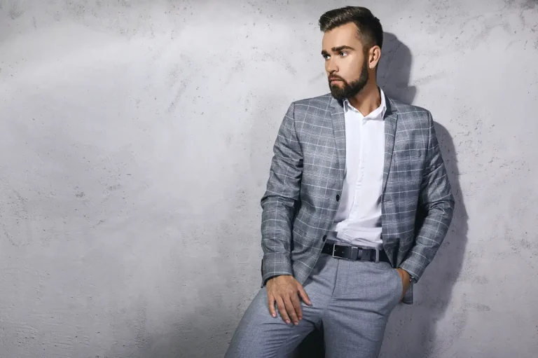 Un homme en costume gris