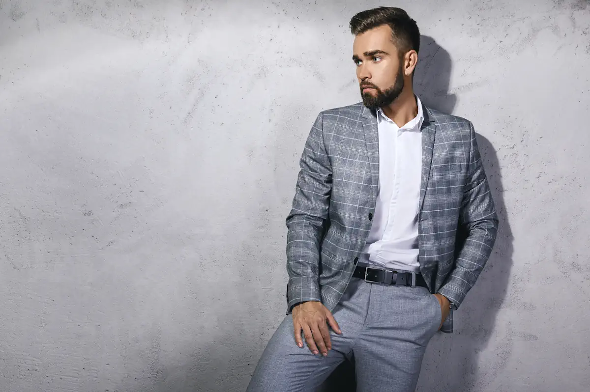 Un homme en costume gris