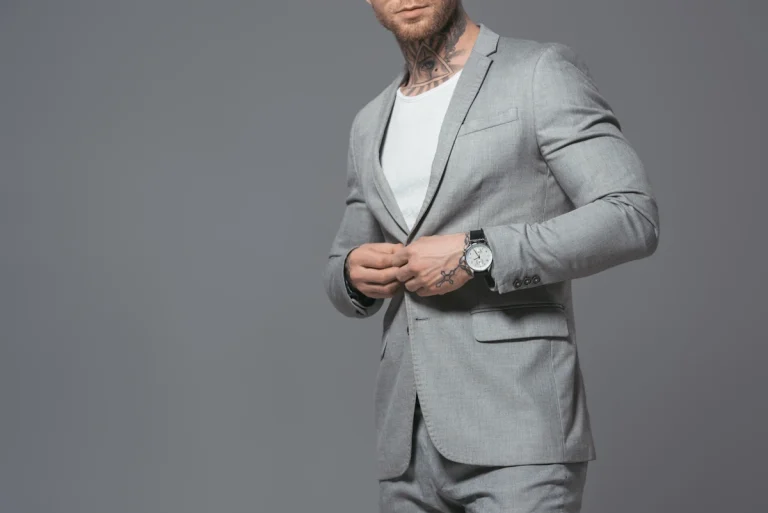 Un homme qui porte un costume gris