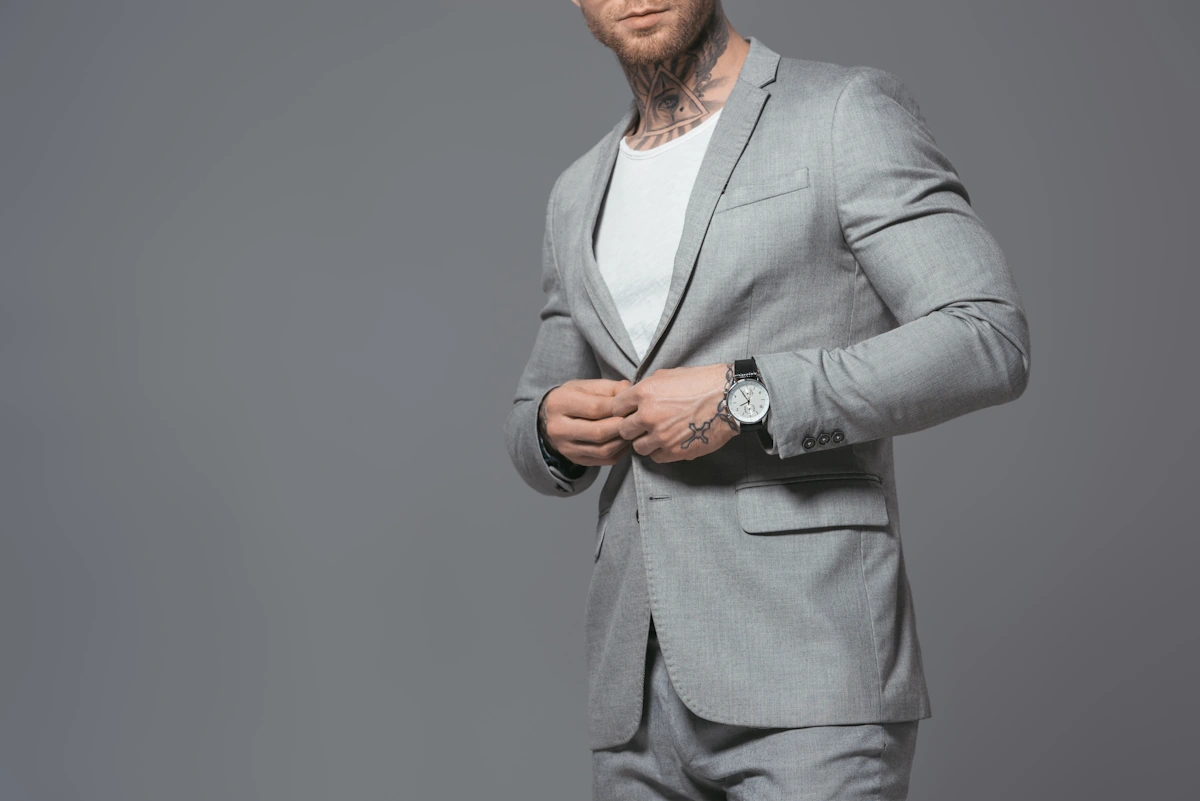 Un homme qui porte un costume gris