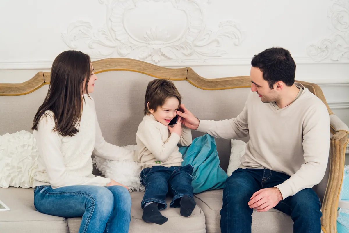 Un couple qui s'occupe d'un enfant