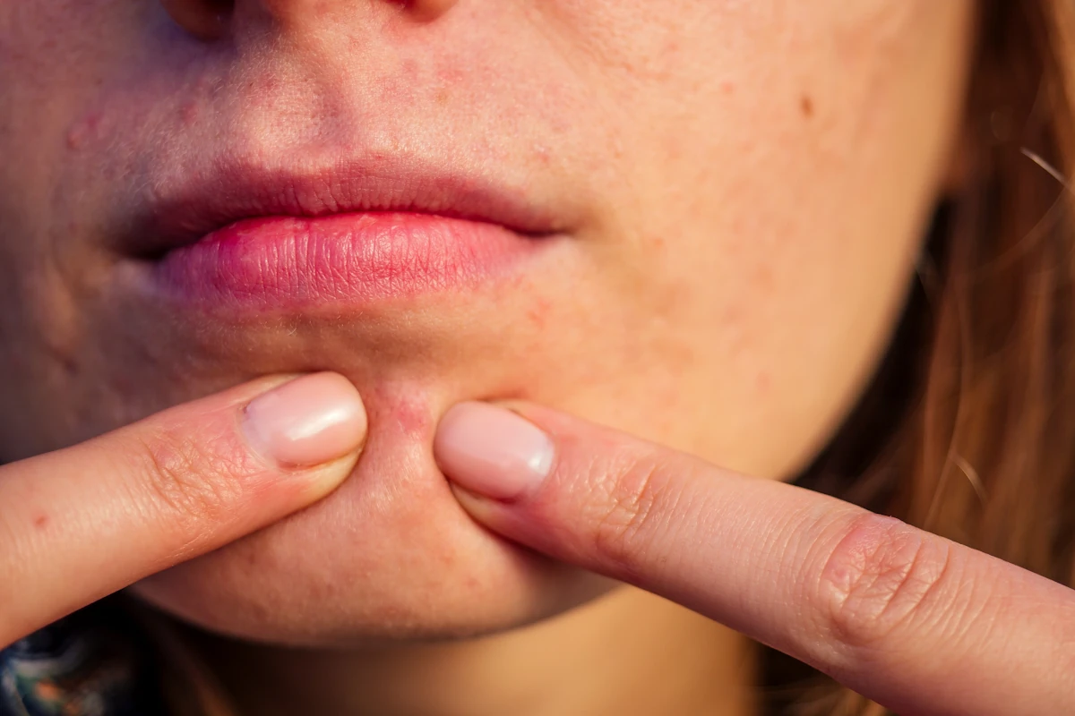 Une femme qui touche à un bouton