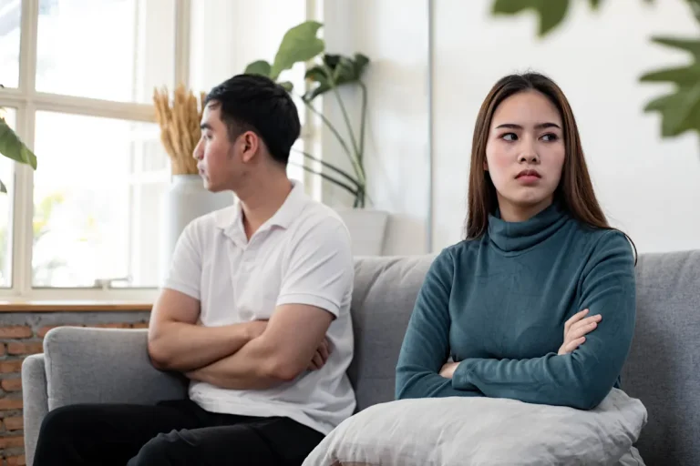 Un homme et une femme en pleine séparation