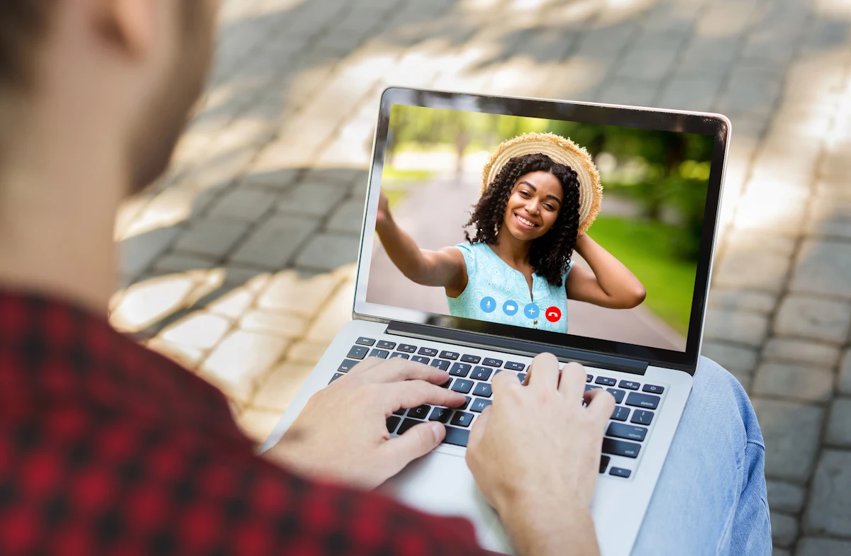 Un homme et une femme qui discute en appel vidéo