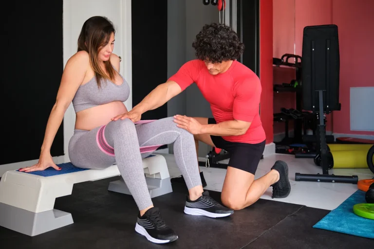 Une femme enceinte qui fait des exercices pour rééduquer son périnée