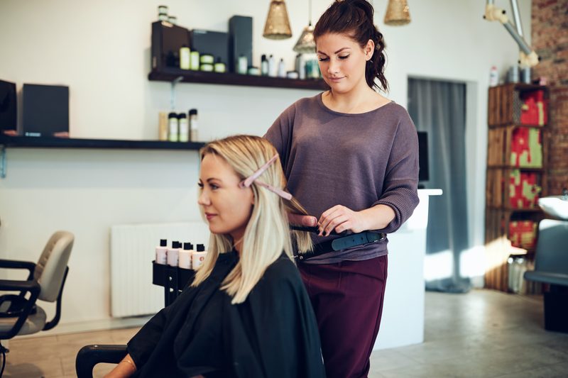 Décolorer des cheveux noirs, pourquoi ça tourne souvent mal (et comment l'éviter)