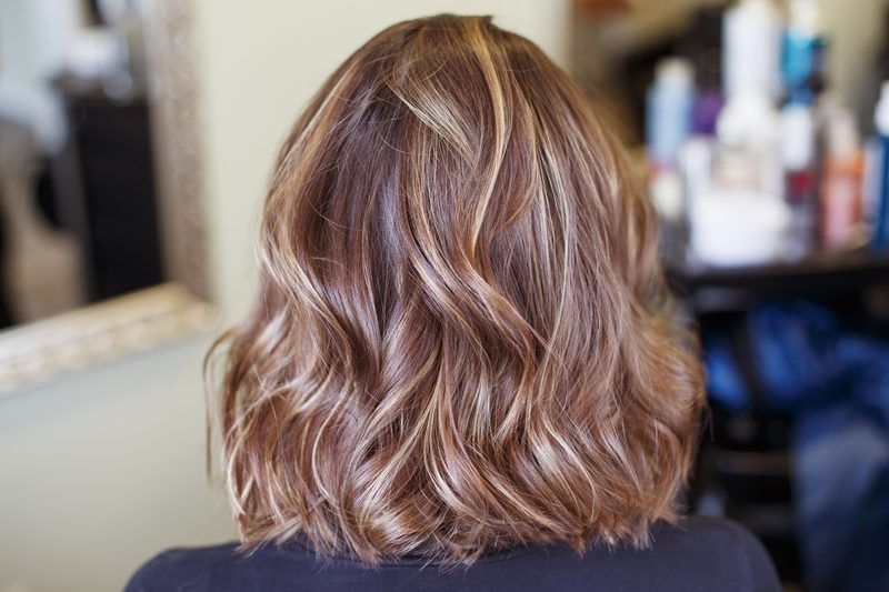 Pourquoi le balayage miel va si bien aux brunes (et comment ne pas le rater)
