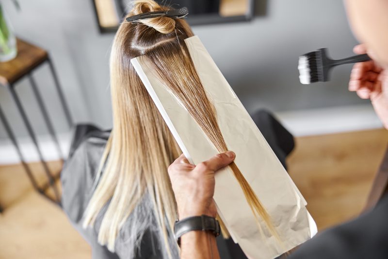 Pourquoi le balayage miel va si bien aux brunes (et comment ne pas le rater)