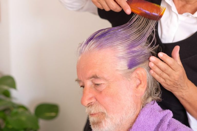 Comment entretenir ses cheveux gris pour qu'ils restent lumineux