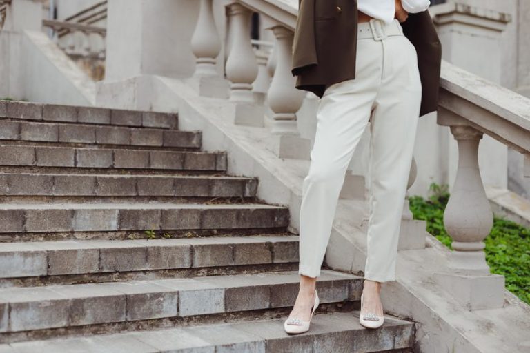 Comment garder un pantalon blanc impeccable (spoiler : c'est possible)